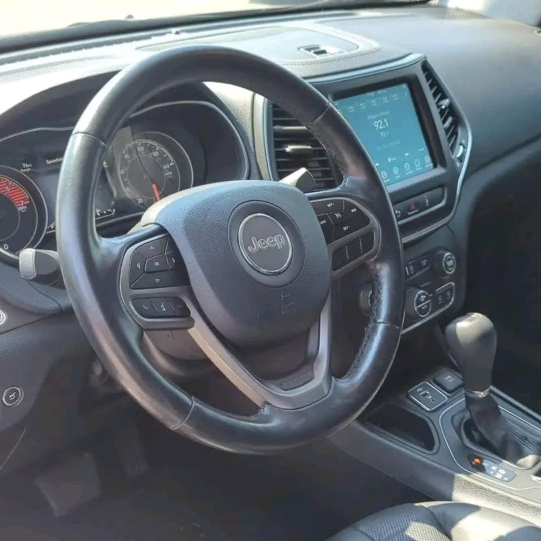 Jeep Cherokee Latitude Lux FWD view 2