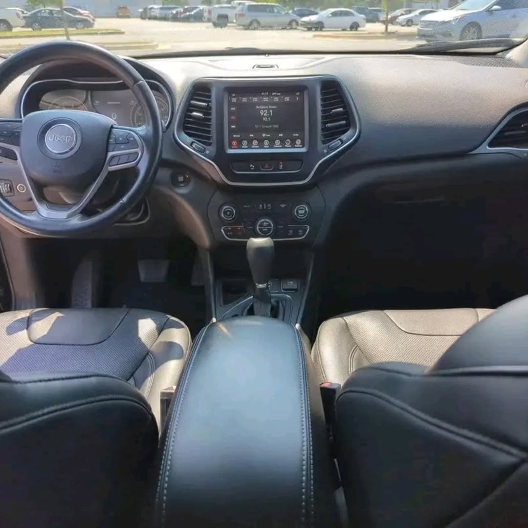 Jeep Cherokee Latitude Lux FWD view 8