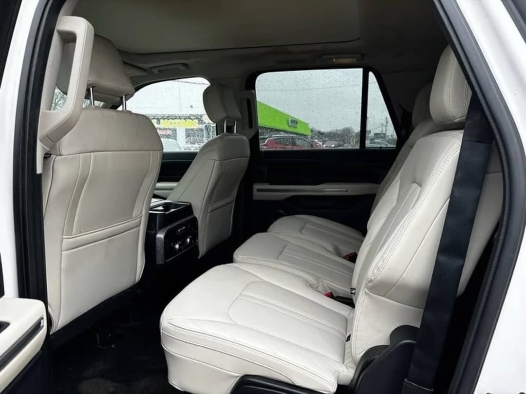 Ford Expedition MAX Platinum view 4