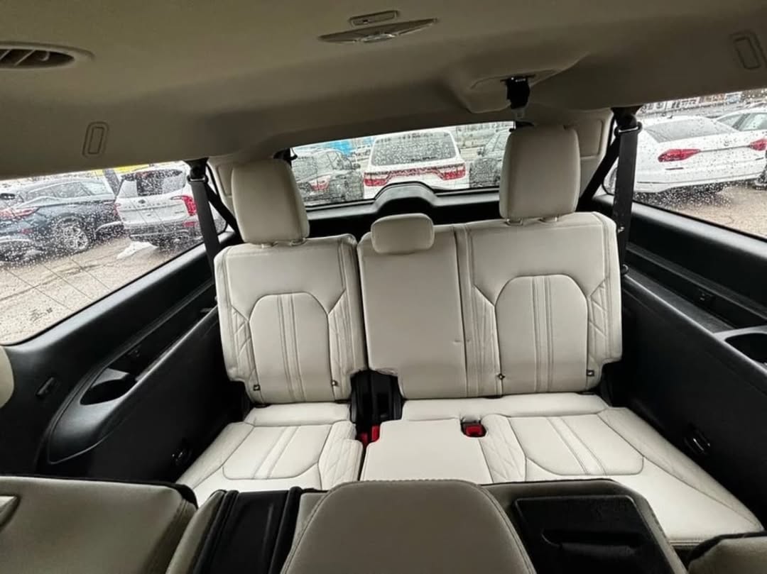 Ford Expedition MAX Platinum view 3