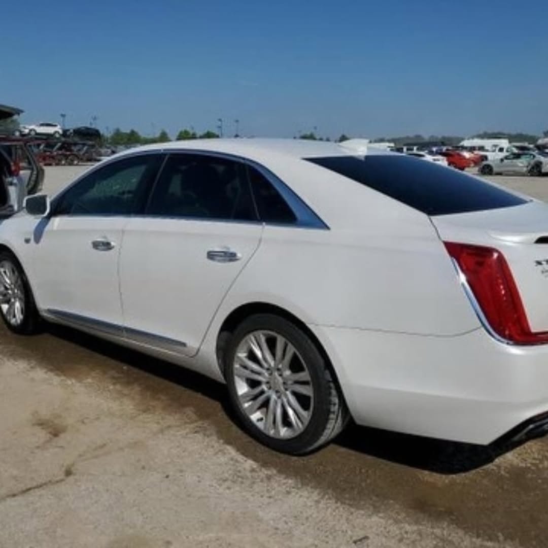 Cadillac XTS view 3