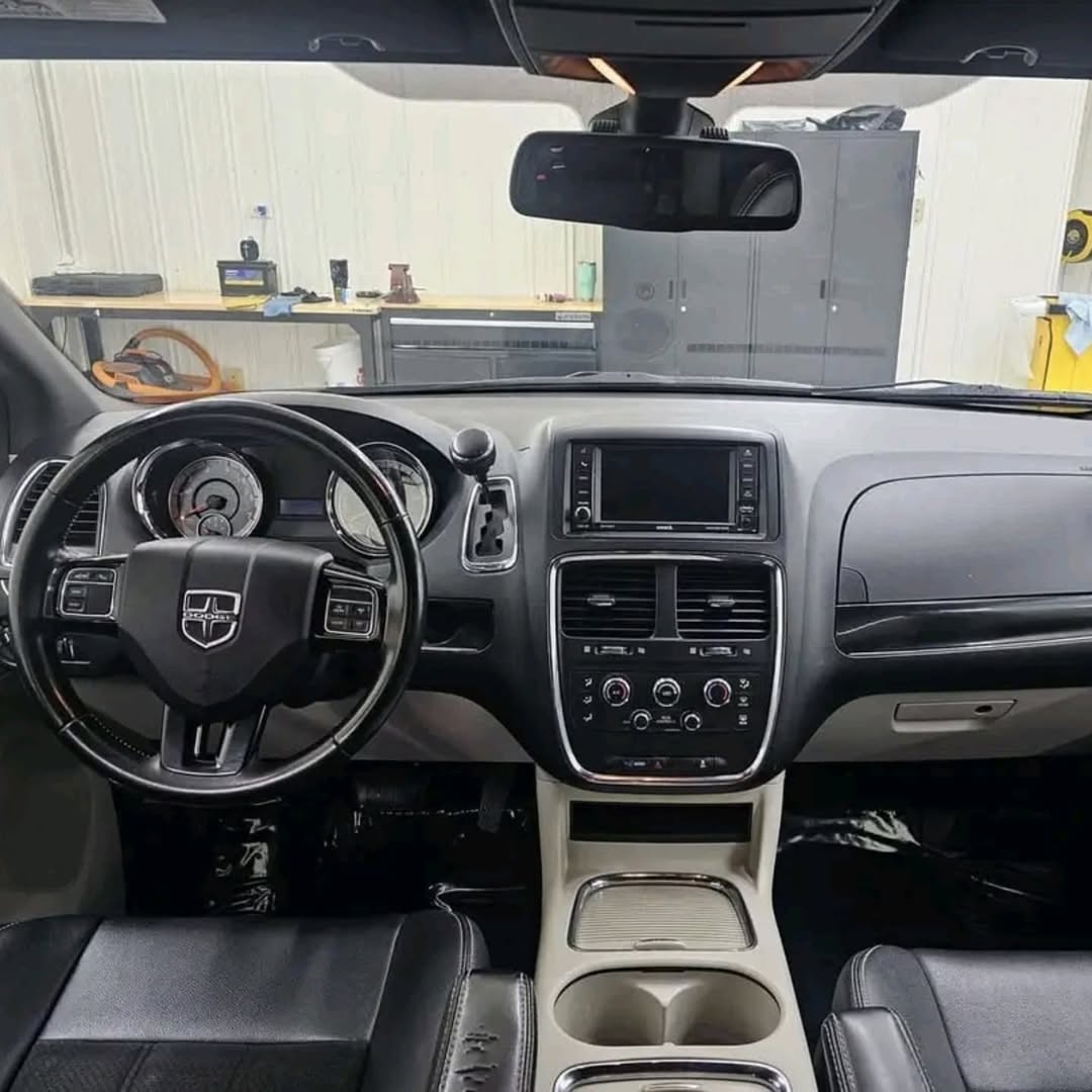 Dodge Grand Caravan SXT view 3