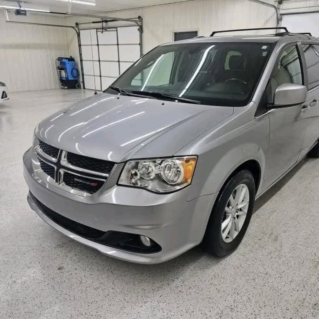 Dodge Grand Caravan SXT view 2