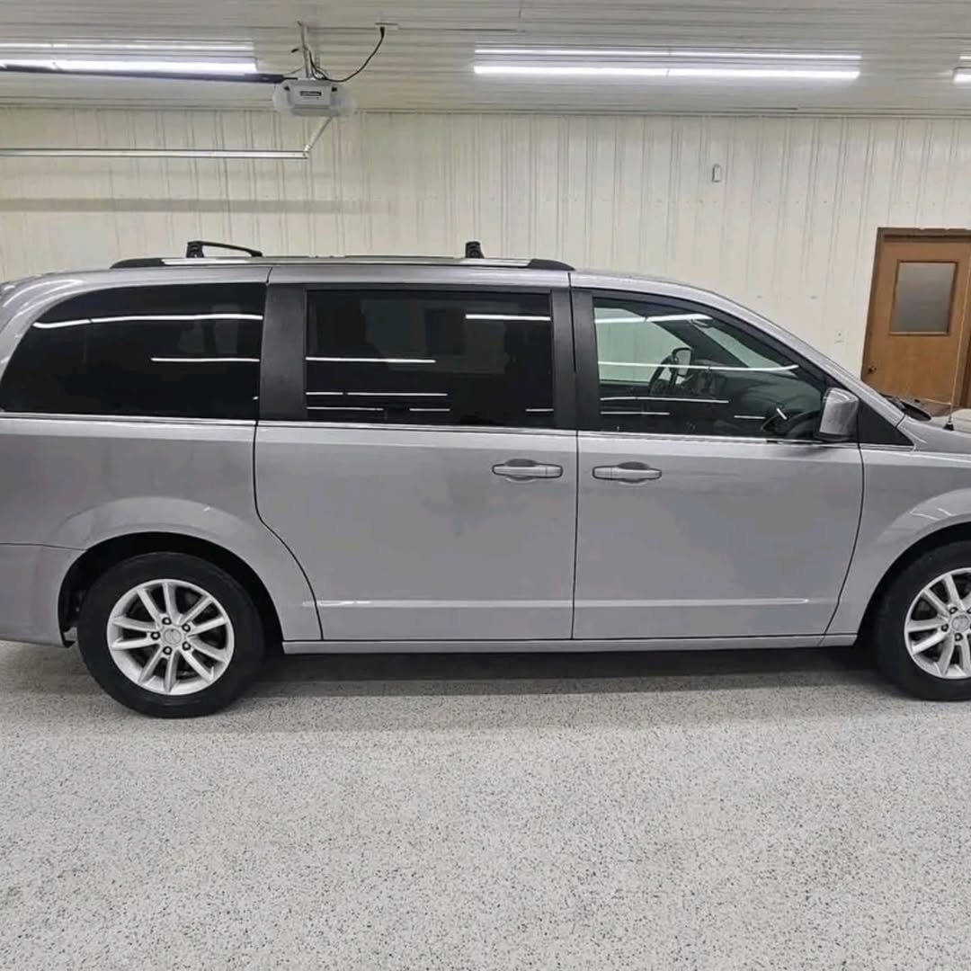 Dodge Grand Caravan SXT view 8