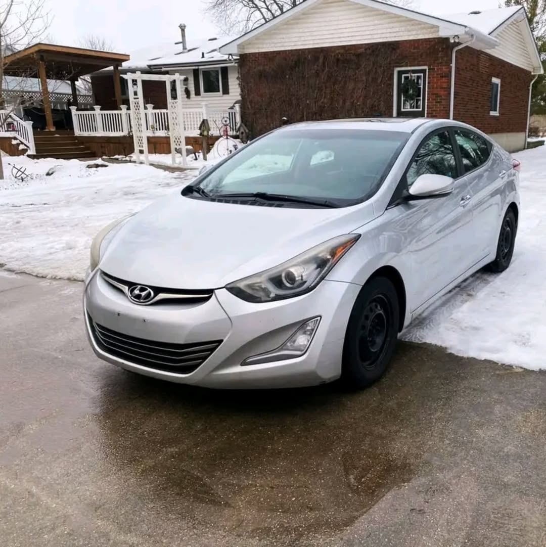 Hyundai Elantra view 3