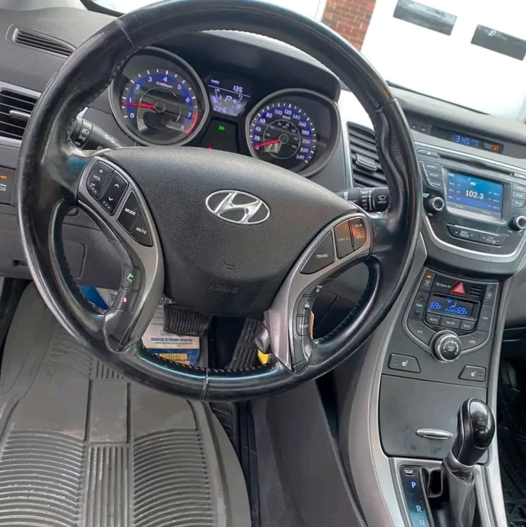 Hyundai Elantra view 5