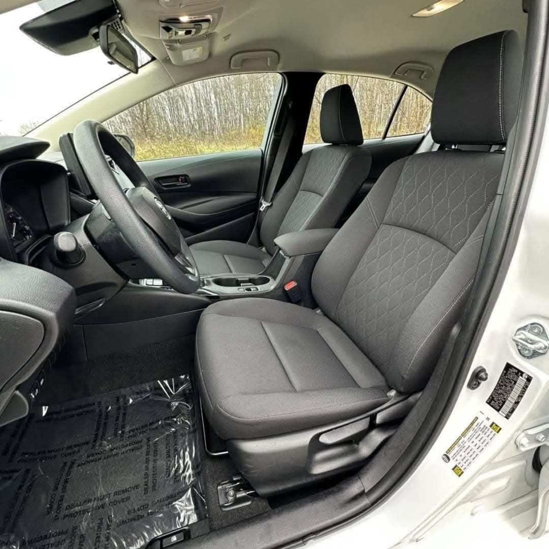 Toyota Corolla LE view 4