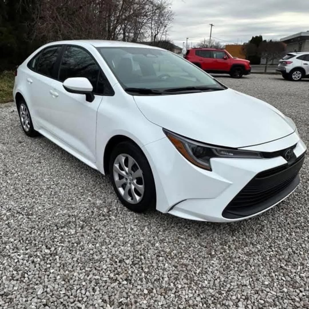 Toyota Corolla LE view 3