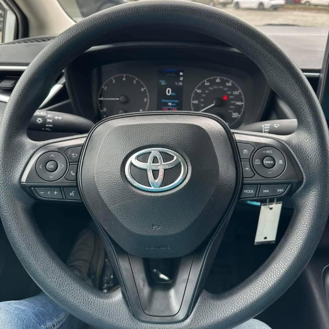 Toyota Corolla LE view 5