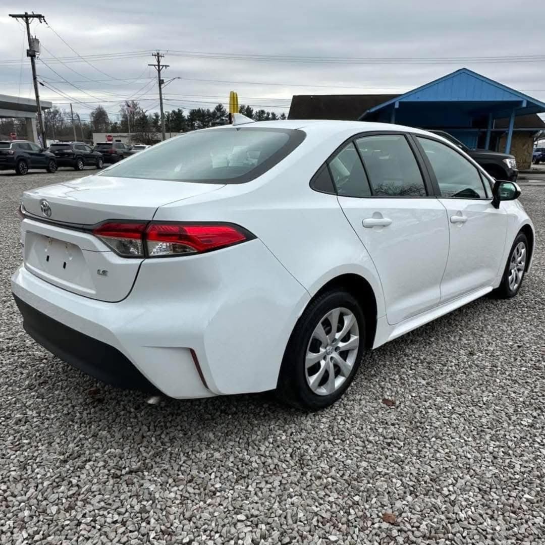 Toyota Corolla LE view 7
