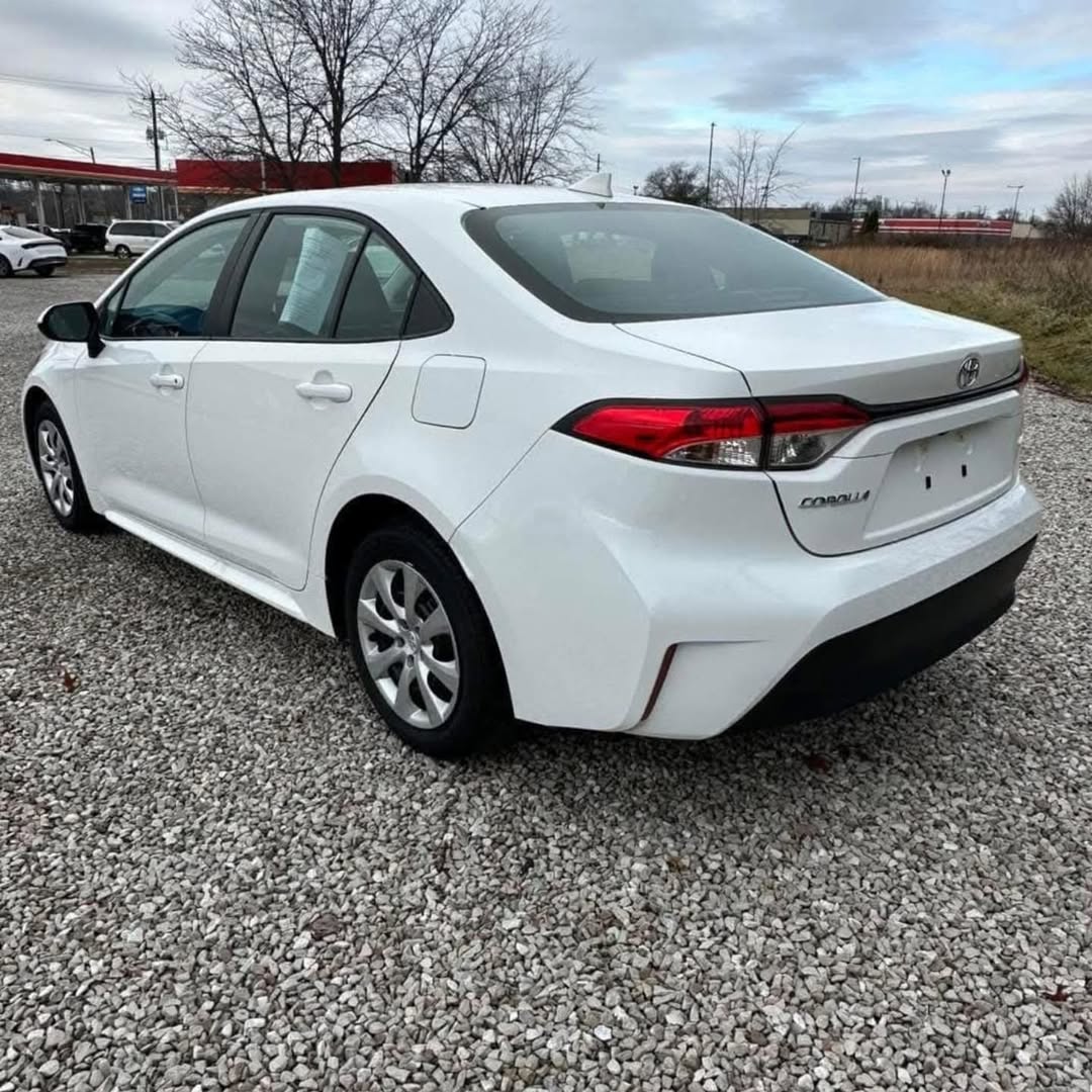 Toyota Corolla LE view 8