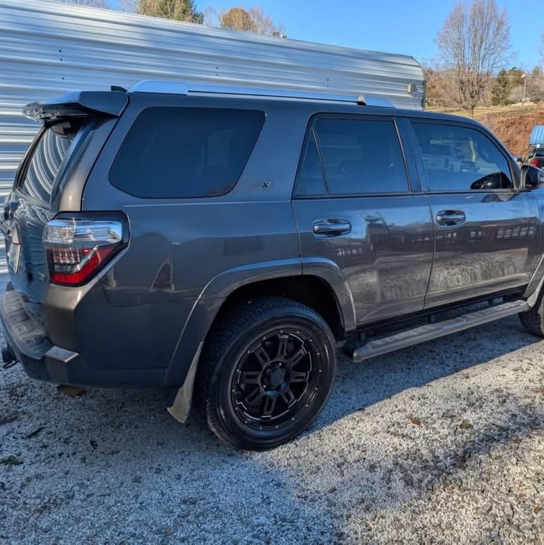 Toyota 4RUNNER SR5 view 8
