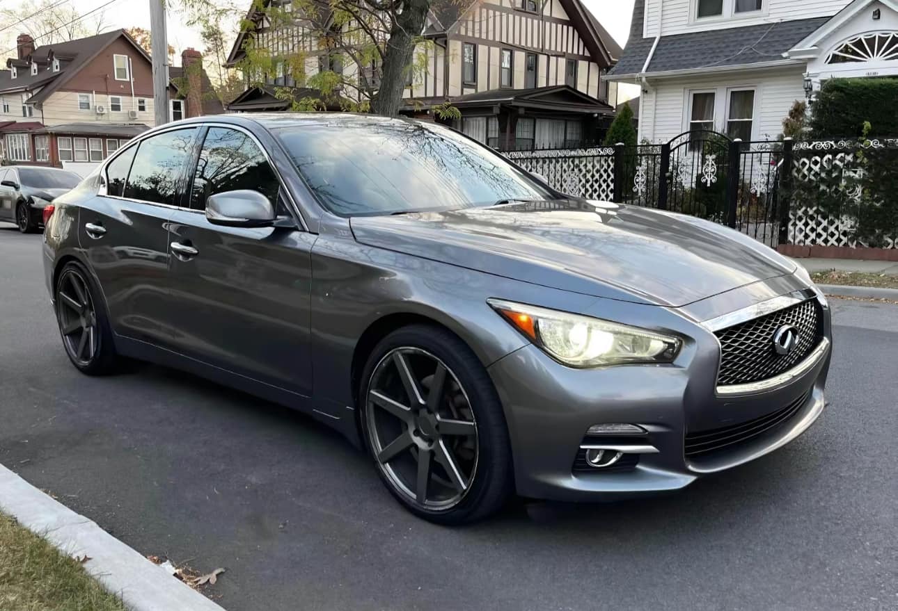 Infiniti Q50 AWD view 3