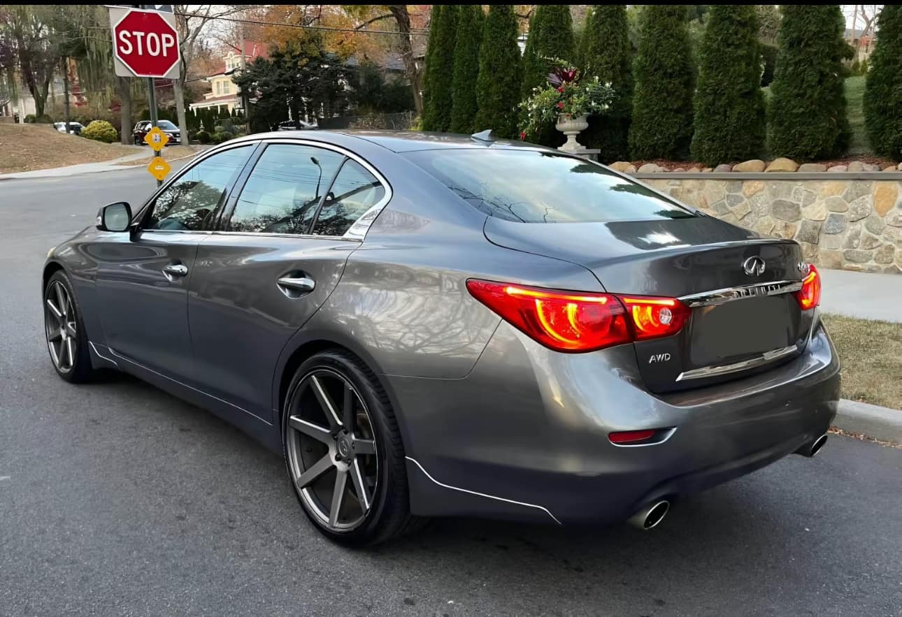 Infiniti Q50 AWD view 4