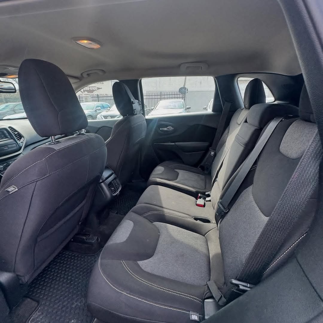 Jeep Cherokee view 4