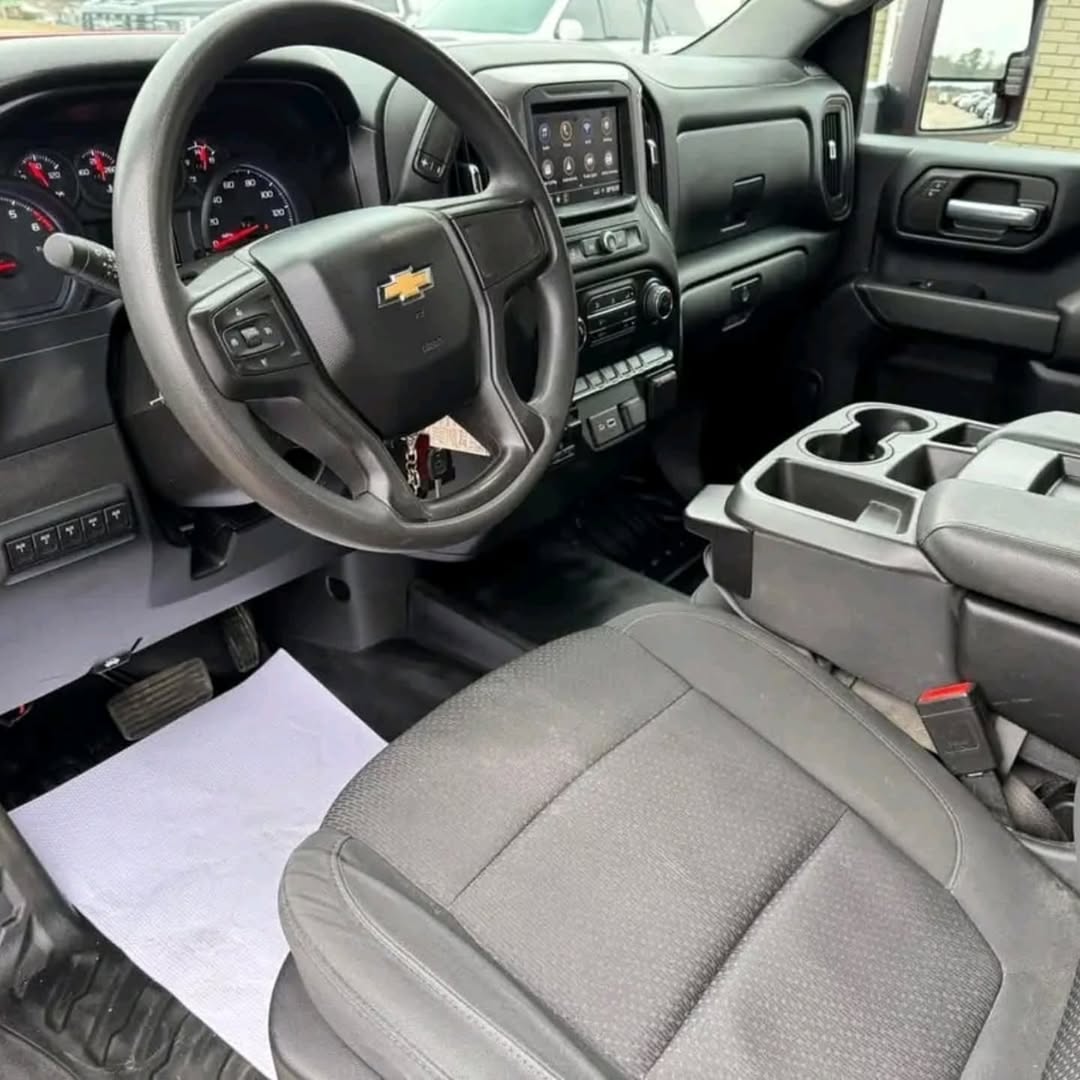 Chevrolet Silverado view 4