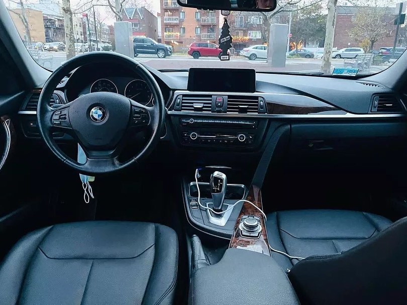 BMW 328xi view 3