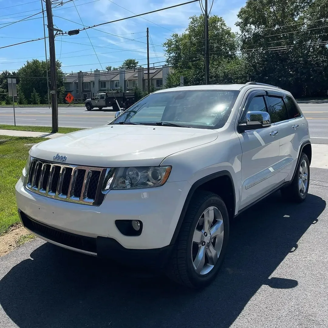 Jeep Grand Cherokee Overland view 2