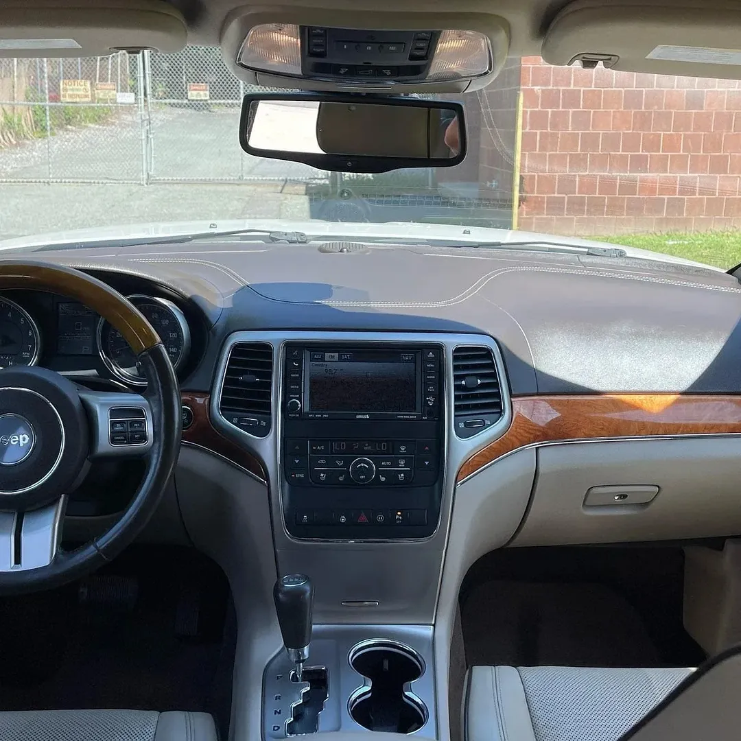 Jeep Grand Cherokee Overland view 5