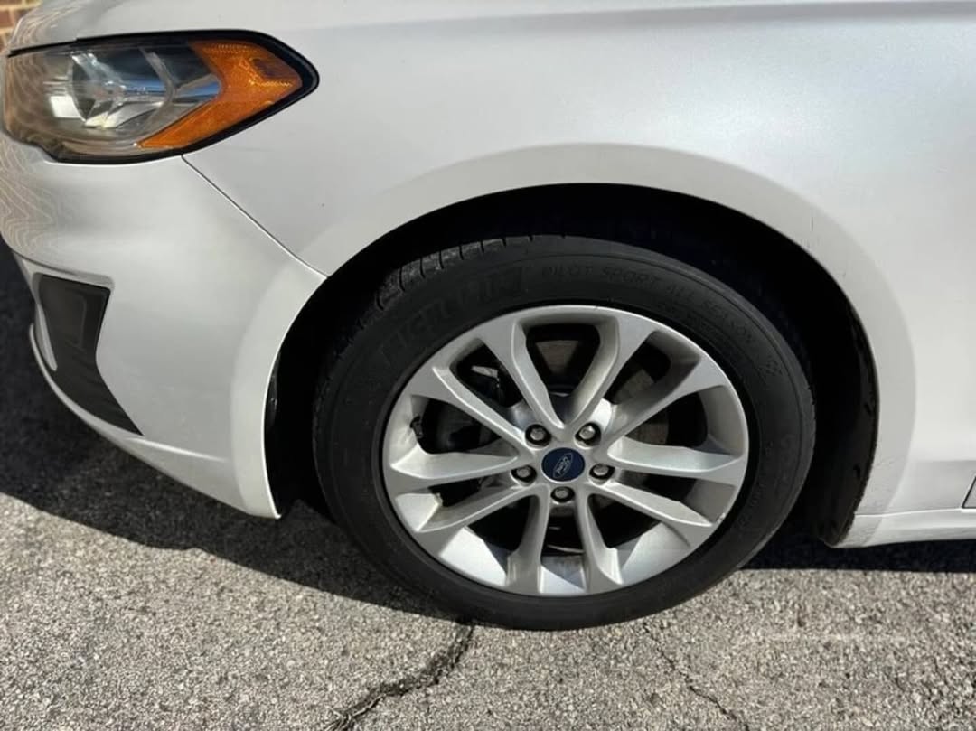 Ford Fusion Hybrid SE view 4