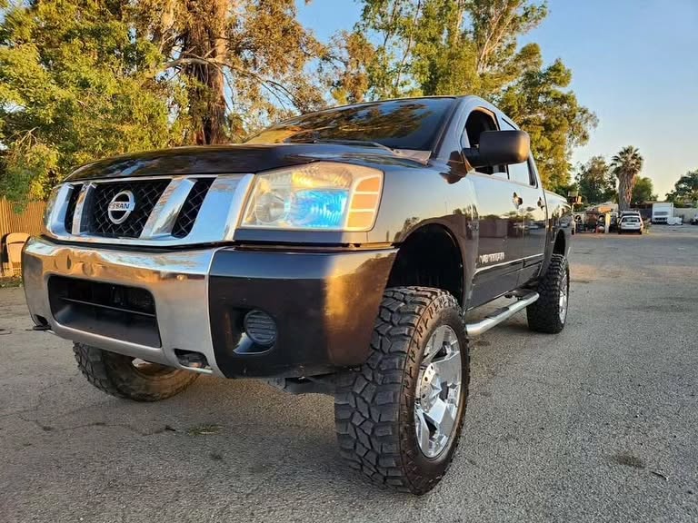 Nissan titan 5.6 v8 view 2