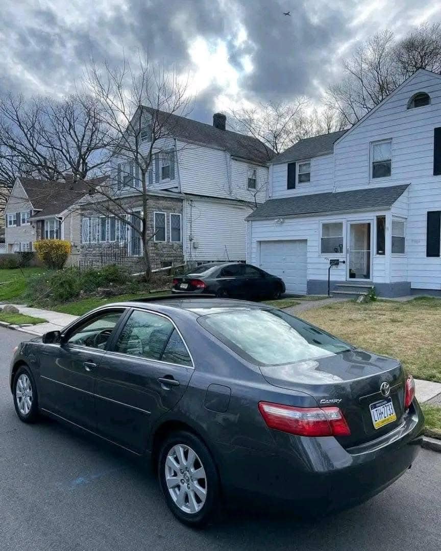 Toyota Camry view 3