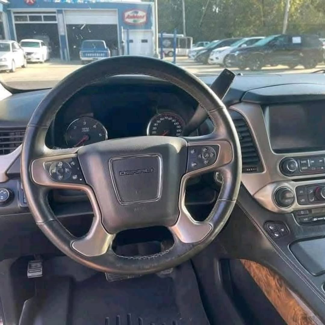 GMC Yukon view 3