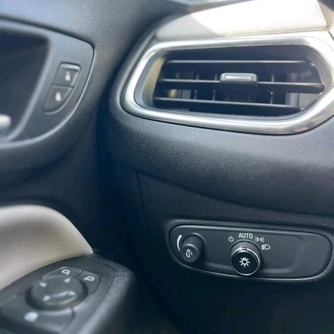 Chevrolet Equinox LS view 8