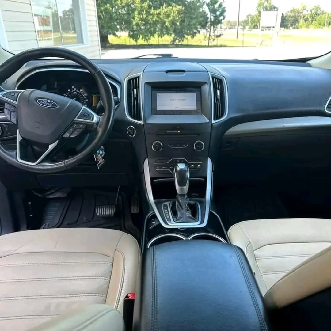 Ford Edge SEL view 3