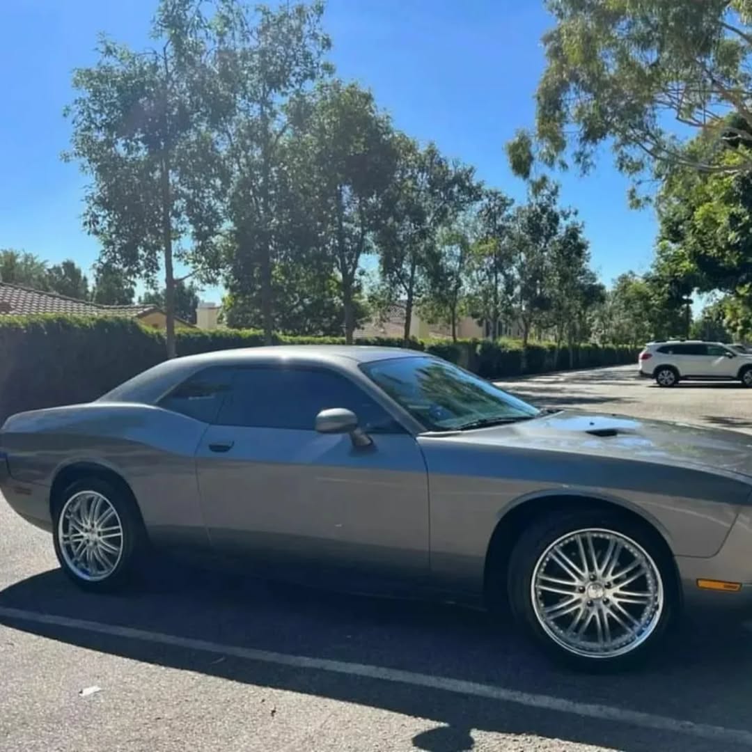 Dodge CHALLENGER SE view 4