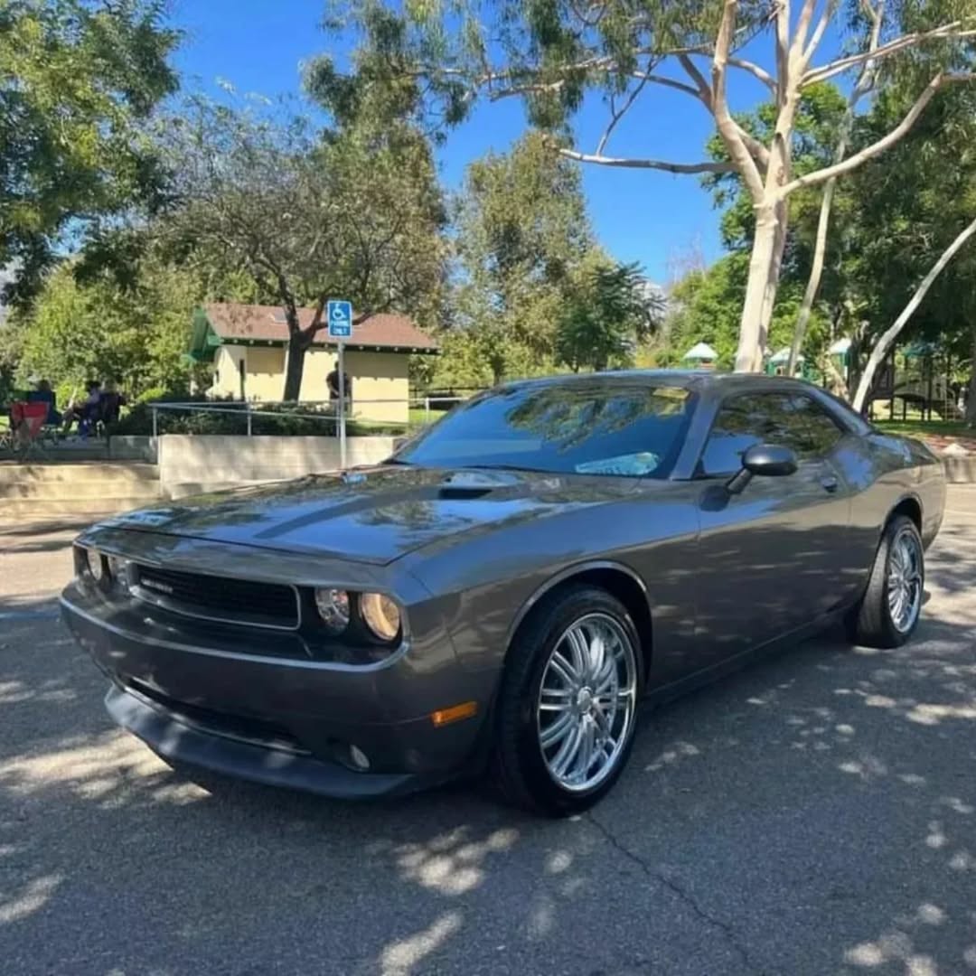 Dodge CHALLENGER SE view 2