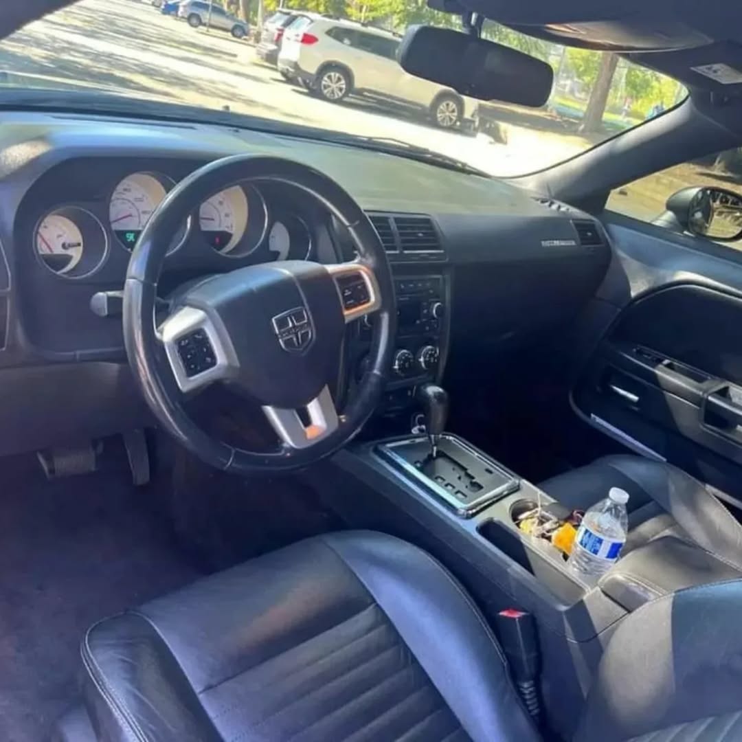 Dodge CHALLENGER SE view 6