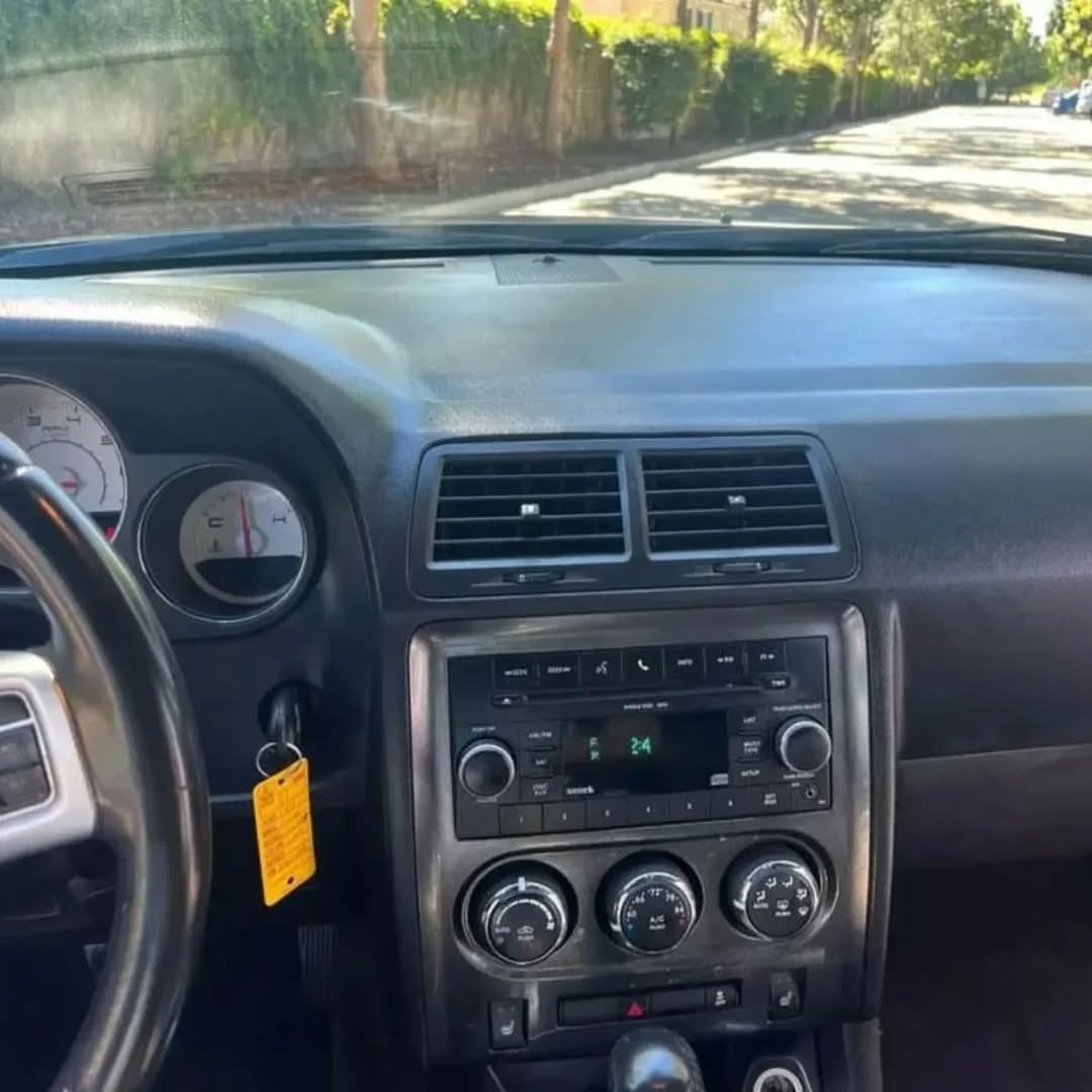 Dodge CHALLENGER SE view 7