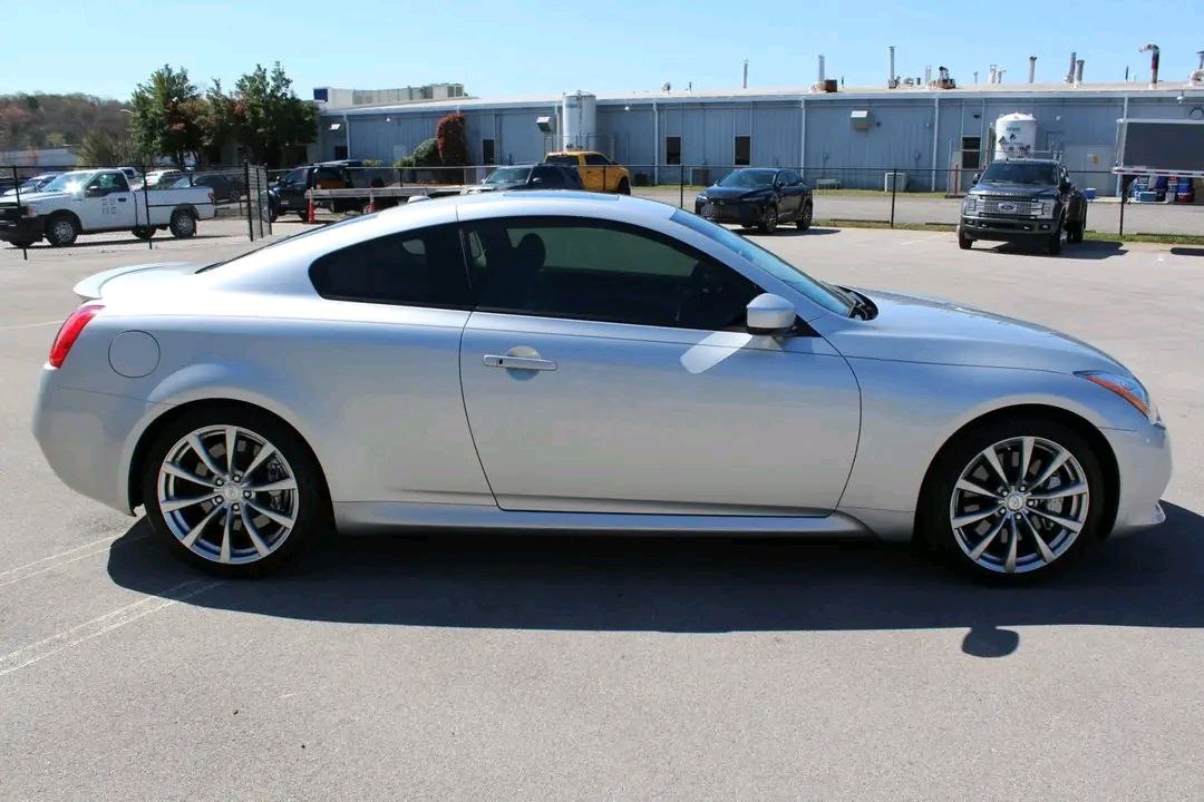 2008 Infiniti G37 view 2