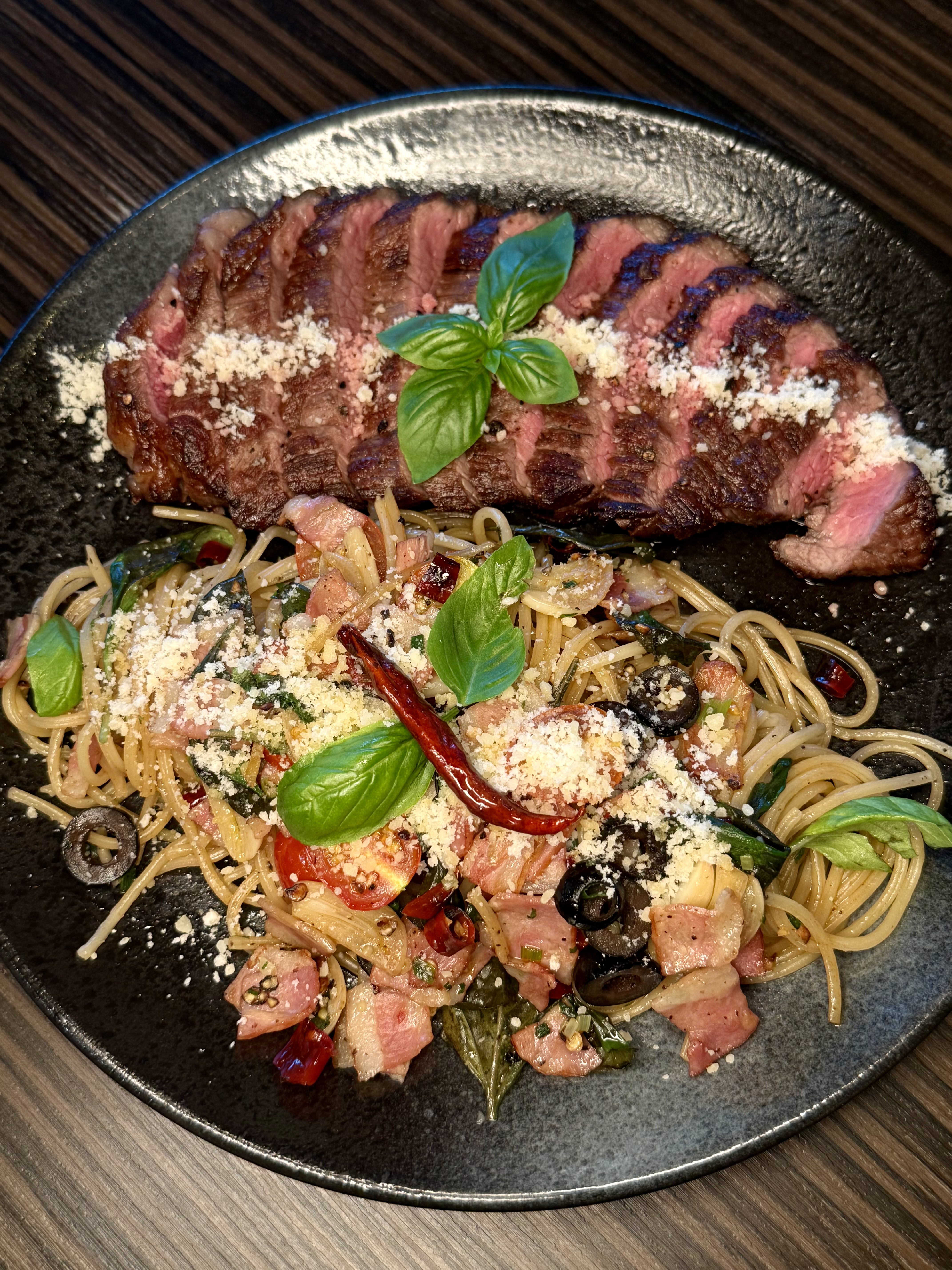 พังพาสต้าเนื้อพิคานย่าผัดพริกแห้ง (PUNK’s Spicy Chili Picanha Steak Pasta)
