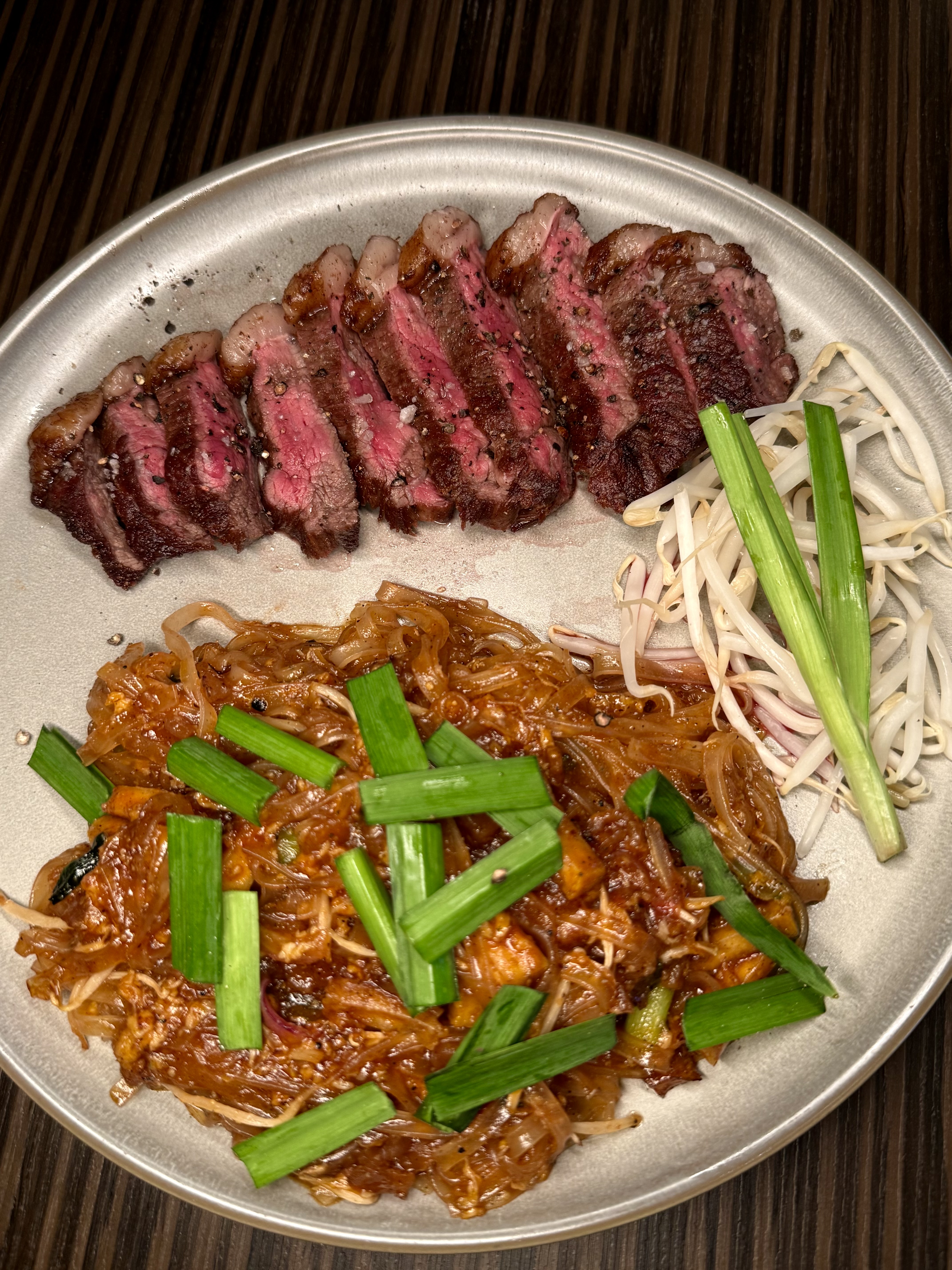 ผัดไทยสูตรทางร้าน X เนื้อพิคานย่า (Signature Pad Thai with Picanha Steak)