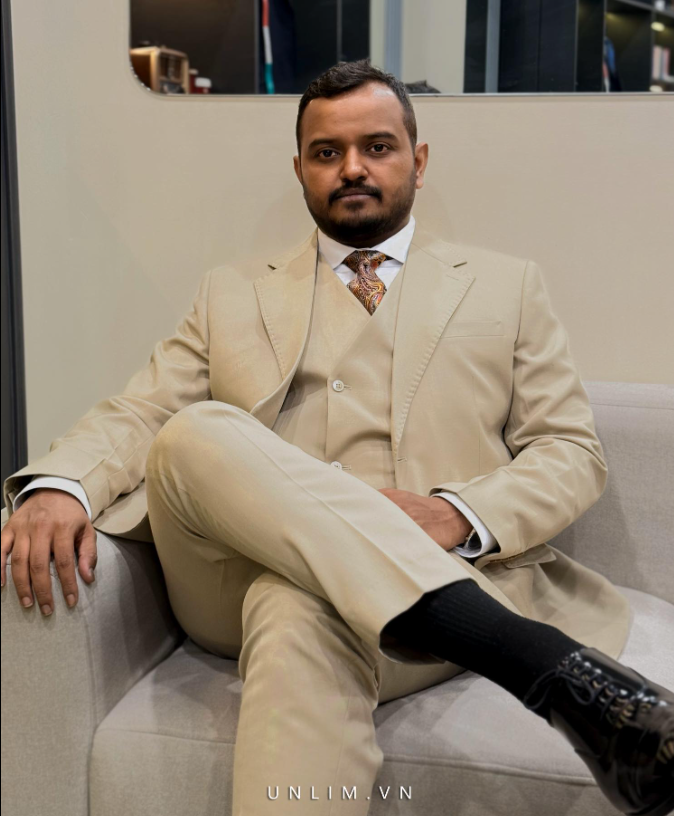 Beige three-piece full-canvas suit tailored by Unlim Tailor.