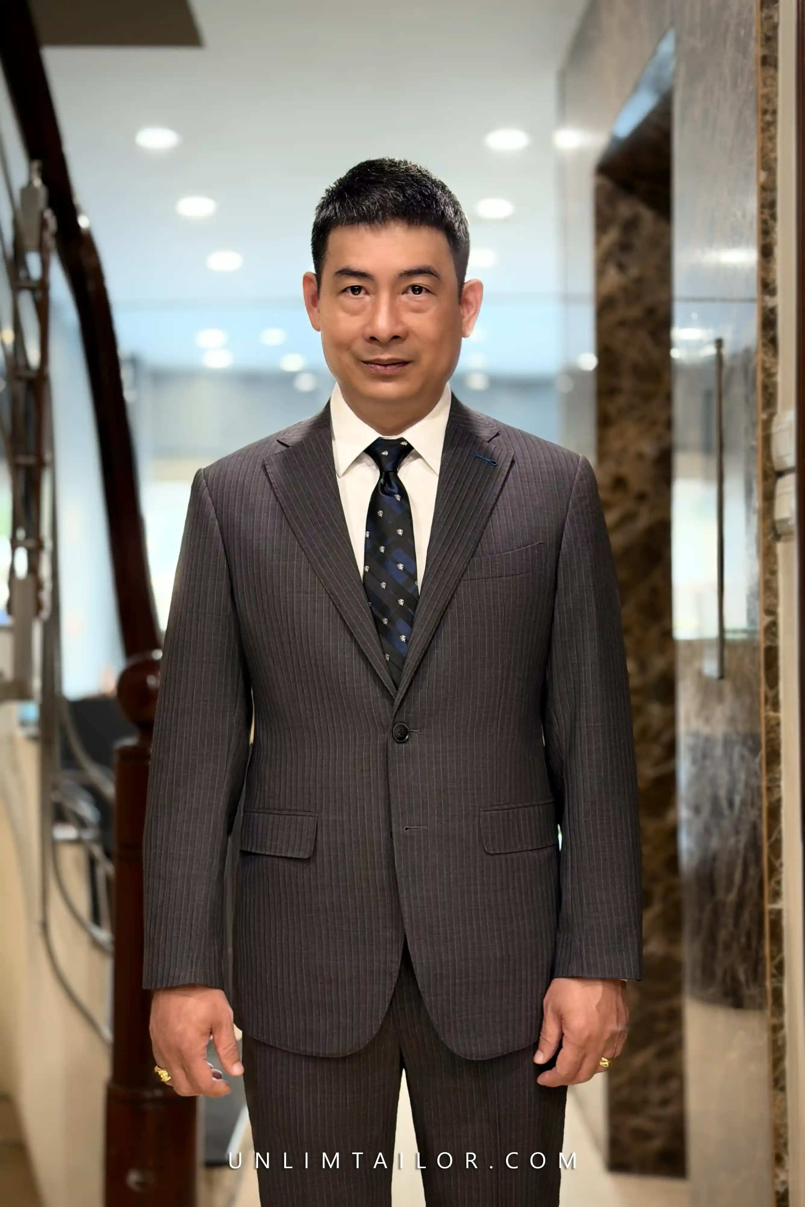 A dark charcoal grey suit with a fine pinstripe pattern by the tailoring service UnlimTailor - detail images