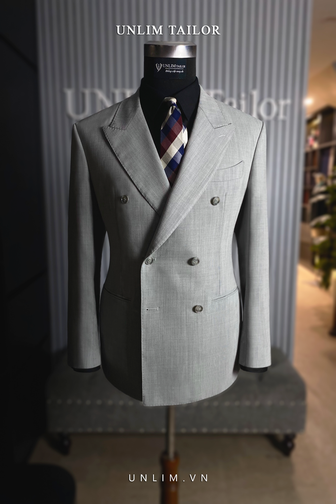 Suit Xám Sáng Bạc Cổ Nhọn Hai Hàng Khuy