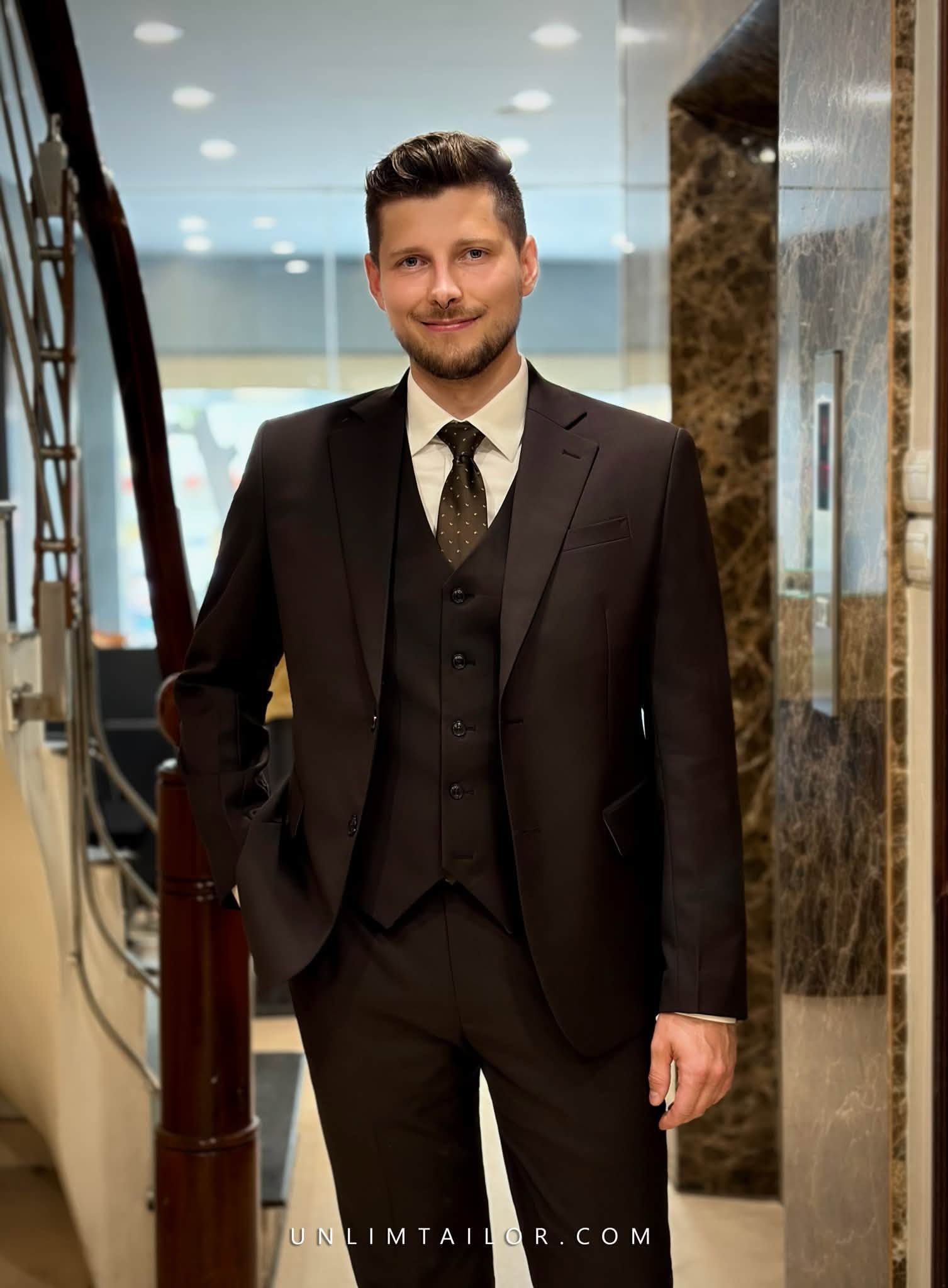 The black suit - tailored by Unlim Tailor, stands out with its youthful collar design.