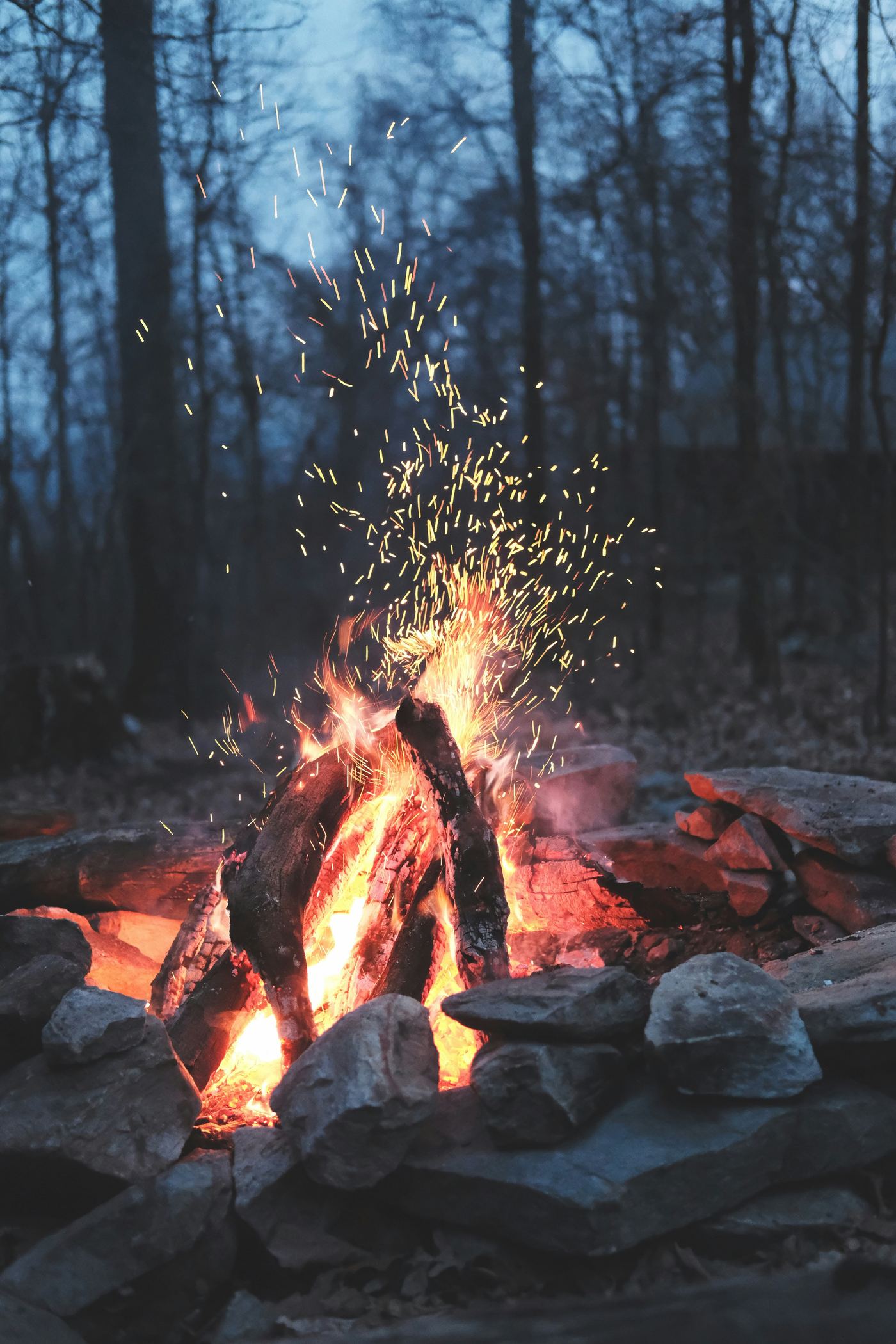 Lagerfeuer in der Abenddaemmerung