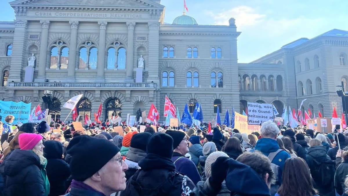 Pflegende zeigen rote Karte – über 5000 auf dem Bundesplatz