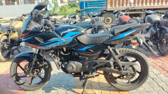 Bajaj Pulsar 220F