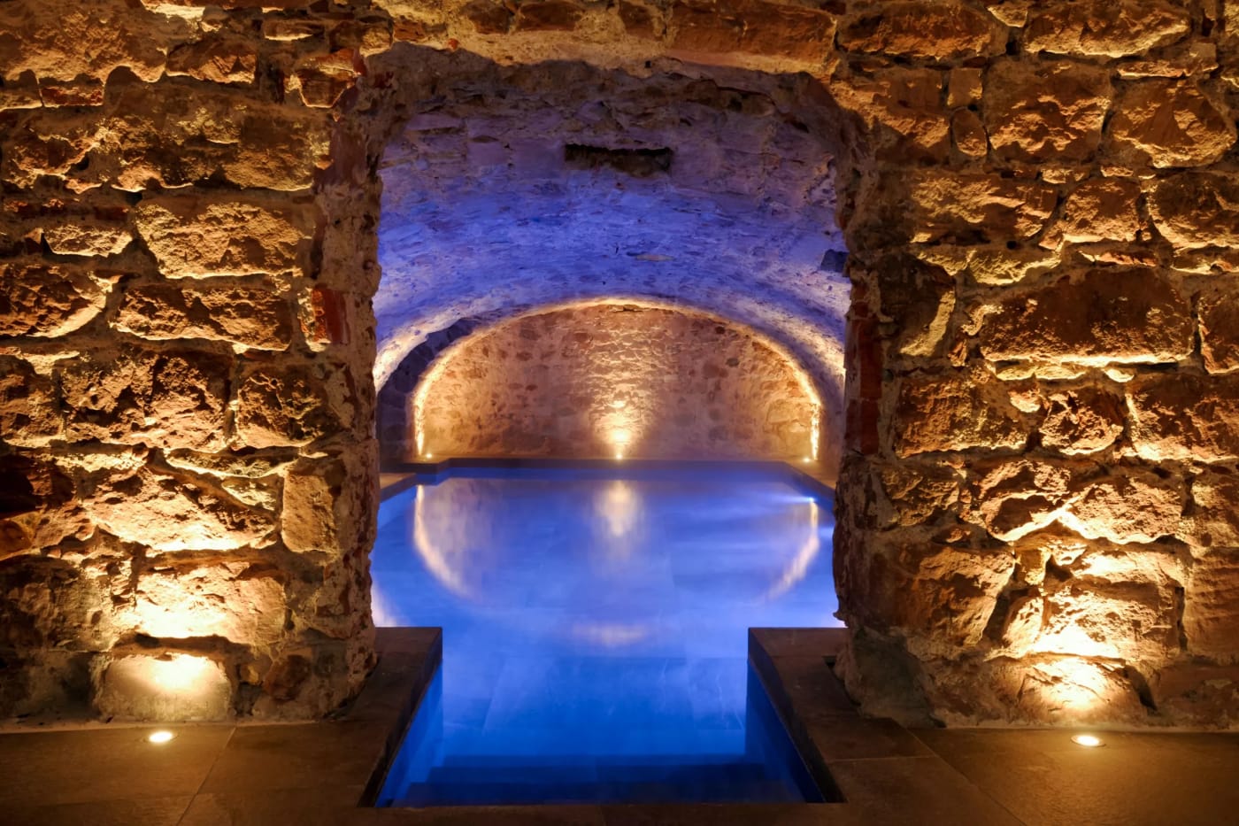 Das Spa-Becken des 5 Terres in Barr unter Gewölben aus Vogesen-Sandstein