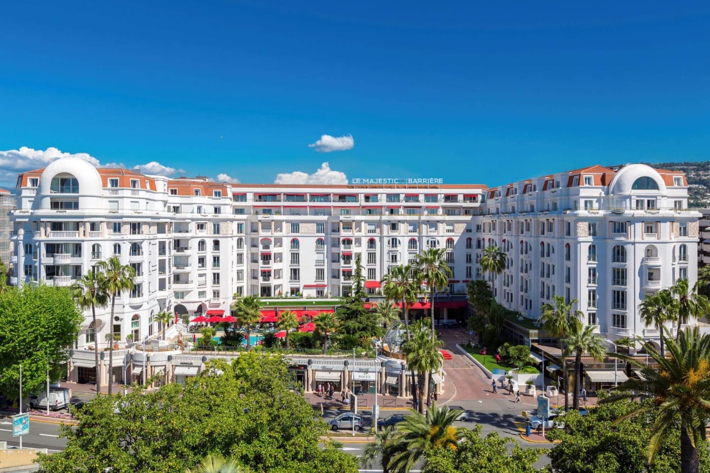 La façade blanche de l'Hôtel Barrière Le Majestic sur la Croisette, à Cannes