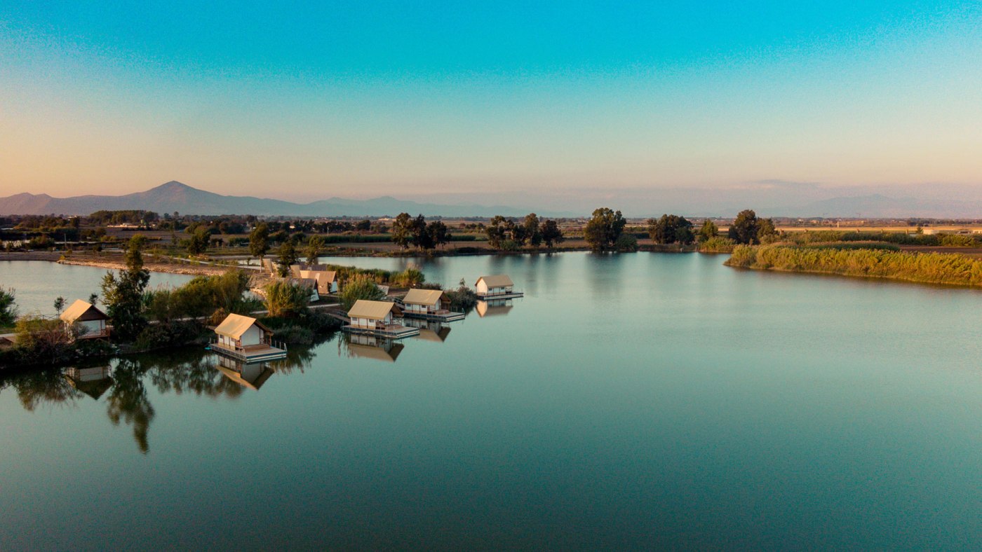 Die schwimmenden Lodges des Nabi Resort & Glamping an einem See der Laghi Nabi, Kampanien