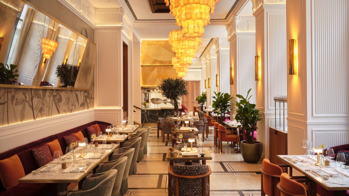The 99 Sushi Bar & Restaurant dining room at The St. Regis Budapest, with chandeliers and red banquettes