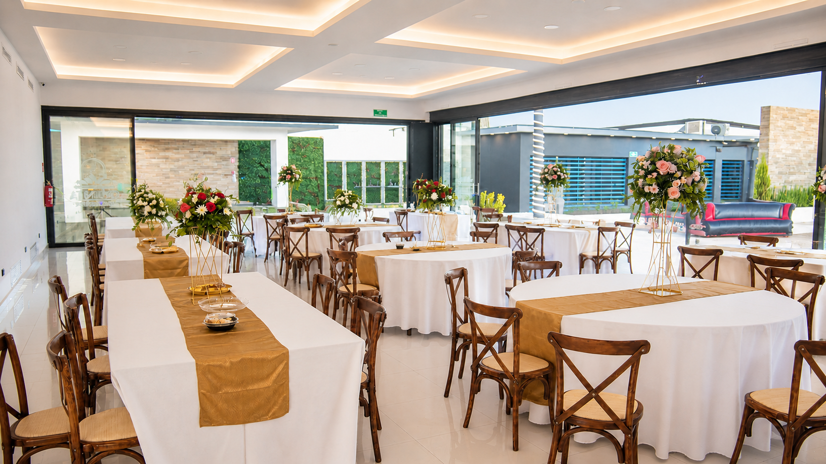 Salón con mesas de día en Quinta El Capricho