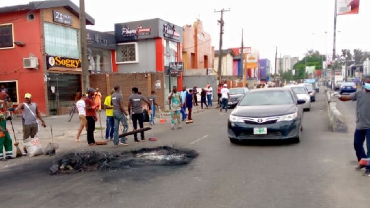 #EndSARS: NGO cleans up debris in Surulere #EndSARS: NGO cleans up debris in Surulere