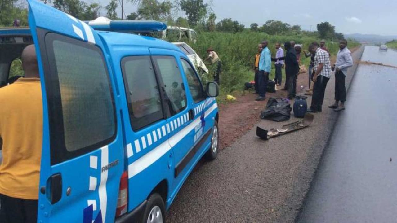 3 crushed to death as container falls on commercial bus in Ibadan 3 crushed to death as container falls on commercial bus in Ibadan